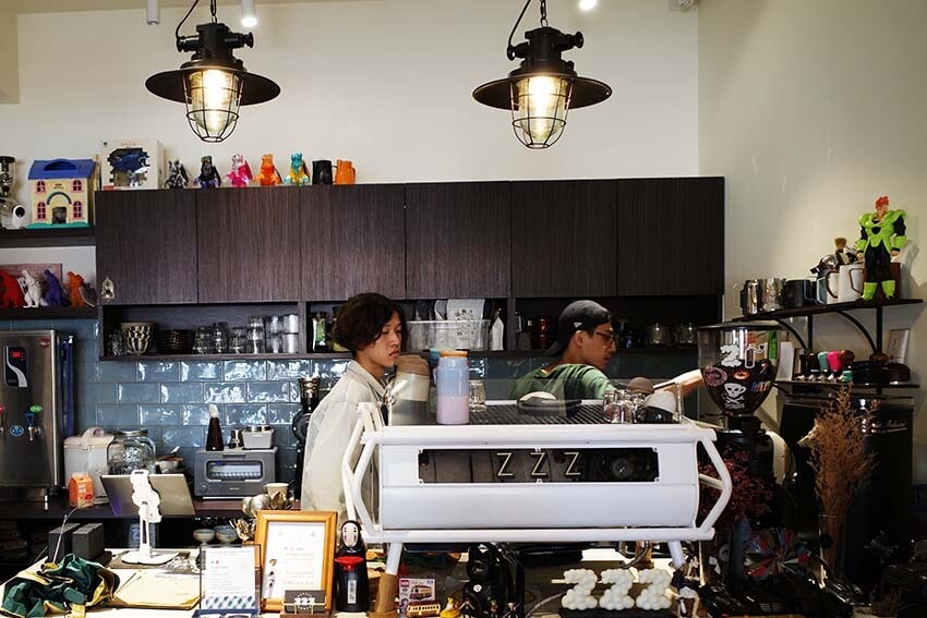 【中和咖啡廳推薦】『ZZZ Coffee Shops』近環狀線中和站/新開幕/圍繞復古相機、黑膠唱片的質感咖啡廳/照相