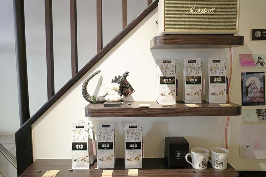 【中和咖啡廳推薦】『ZZZ Coffee Shops』近環狀線中和站/新開幕/圍繞復古相機、黑膠唱片的質感咖啡廳/照相