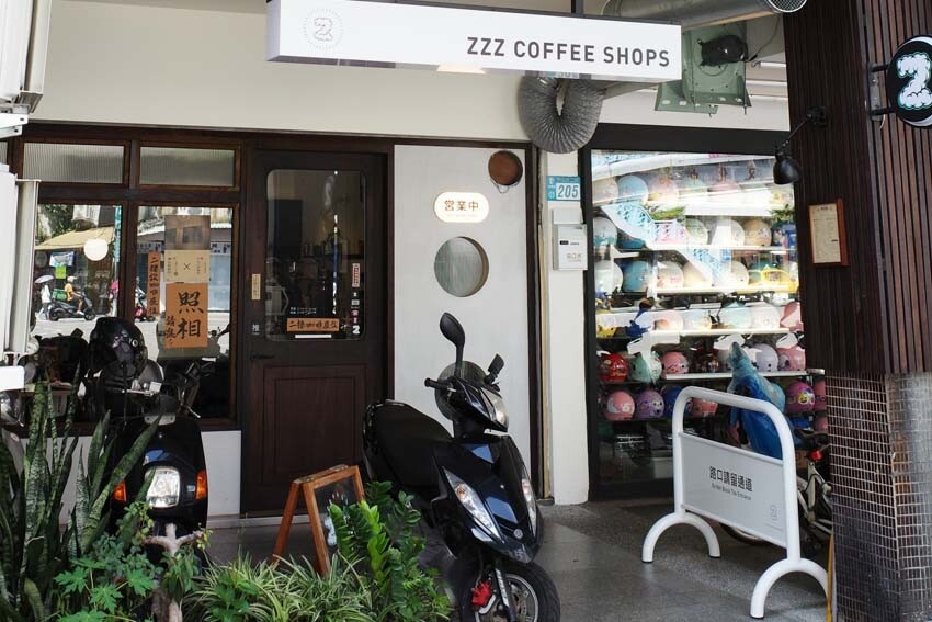 【中和咖啡廳推薦】『ZZZ Coffee Shops』近環狀線中和站/新開幕/圍繞復古相機、黑膠唱片的質感咖啡廳/照相