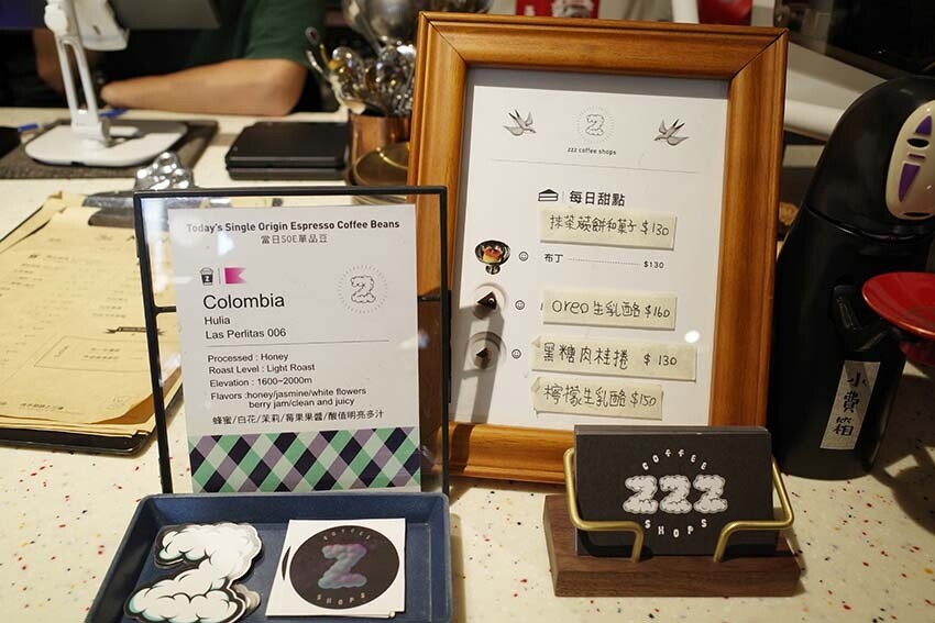 【中和咖啡廳推薦】『ZZZ Coffee Shops』近環狀線中和站/新開幕/圍繞復古相機、黑膠唱片的質感咖啡廳/照相