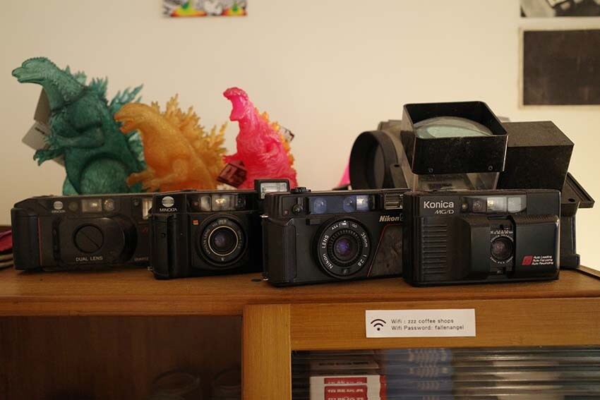 【中和咖啡廳推薦】『ZZZ Coffee Shops』近環狀線中和站/新開幕/圍繞復古相機、黑膠唱片的質感咖啡廳/照相