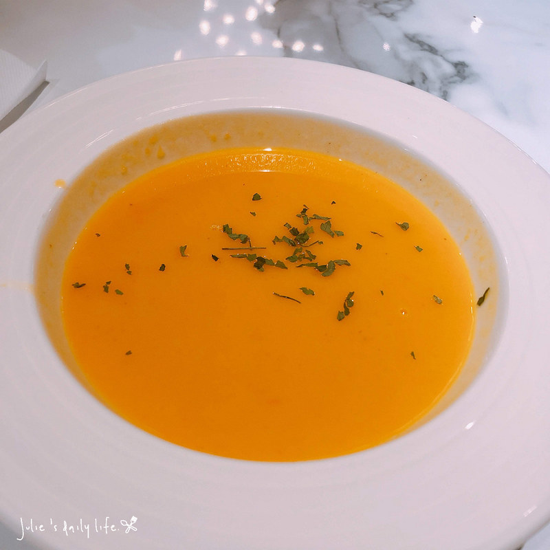 Meat2,Meat2兩樂兩肋,兩樂,兩樂 兩肋,兩樂兩肋 菜單,兩樂兩肋牛排,兩肋,兩肋兩樂,兩肋牛排,北車,北車 微風,北車 排餐,北車微風,北車美式餐廳,台北車站,台北車站 牛排,台北車站美式餐廳,安格斯翼板,微風,微風廣場,沙朗心,熱石,牛排,牛排館,立食,美式餐廳,肋眼,西餐 @跟著Julie一起走吧