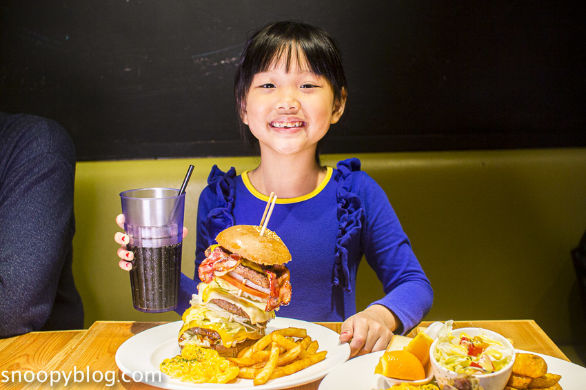 【台北美食】東區美式餐廳|東區早午餐|Stan & Cat 史丹貓美式餐廳~天阿好大的漢堡,客製化創意漢堡、全天候供應早午餐