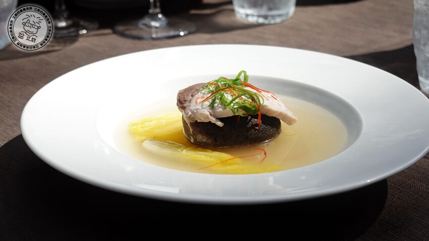 台北市士林區【 陽明山私廚 】探訪陽明山秘境美味私廚,除了美味餐點另外還可以在全台灣檜木湯屋內泡湯放鬆身心.絹絲谷