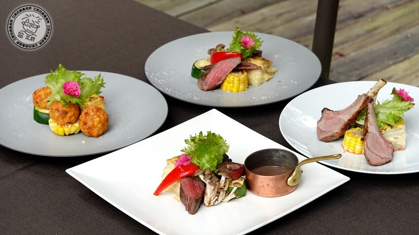 台北市士林區【 陽明山私廚 】探訪陽明山秘境美味私廚,除了美味餐點另外還可以在全台灣檜木湯屋內泡湯放鬆身心.絹絲谷