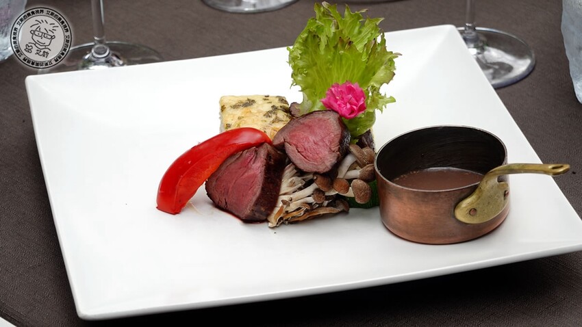 台北市士林區【 陽明山私廚 】探訪陽明山秘境美味私廚,除了美味餐點另外還可以在全台灣檜木湯屋內泡湯放鬆身心.絹絲谷