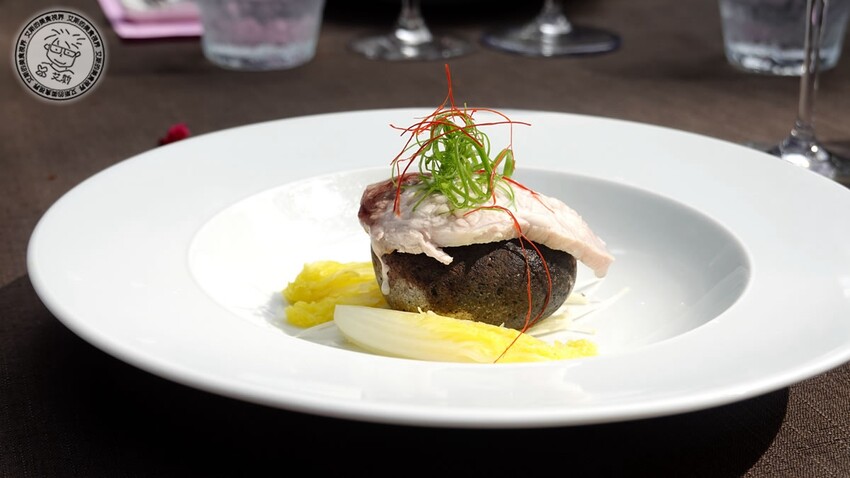 台北市士林區【 陽明山私廚 】探訪陽明山秘境美味私廚,除了美味餐點另外還可以在全台灣檜木湯屋內泡湯放鬆身心.絹絲谷