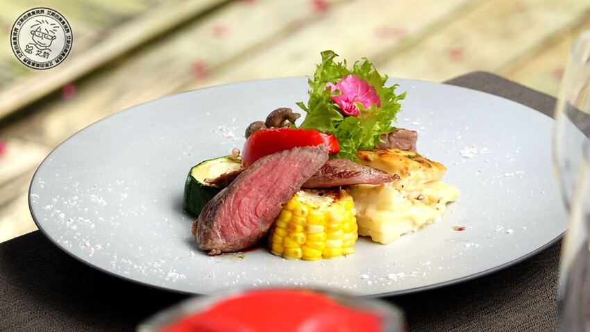 台北市士林區【 陽明山私廚 】探訪陽明山秘境美味私廚,除了美味餐點另外還可以在全台灣檜木湯屋內泡湯放鬆身心.絹絲谷