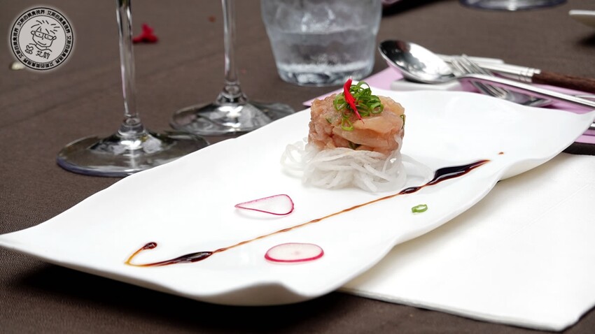 台北市士林區【 陽明山私廚 】探訪陽明山秘境美味私廚,除了美味餐點另外還可以在全台灣檜木湯屋內泡湯放鬆身心.絹絲谷