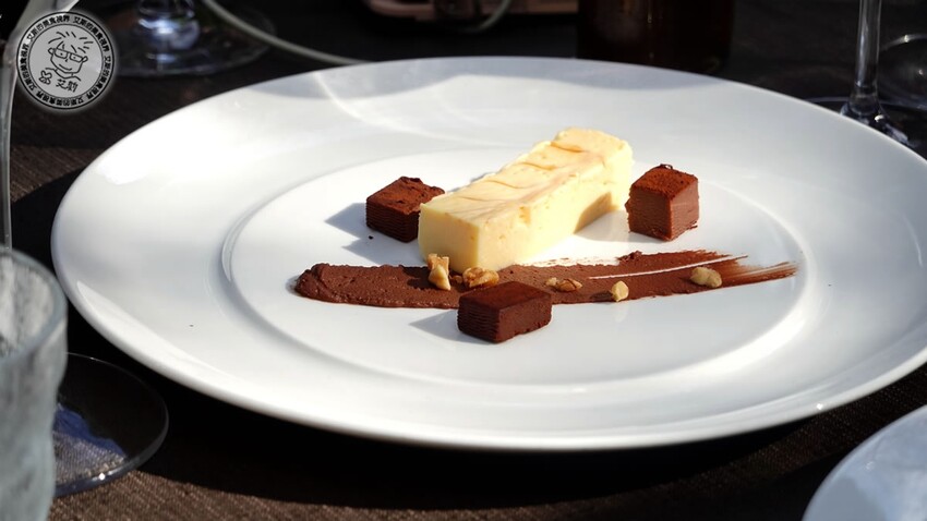 台北市士林區【 陽明山私廚 】探訪陽明山秘境美味私廚,除了美味餐點另外還可以在全台灣檜木湯屋內泡湯放鬆身心.絹絲谷