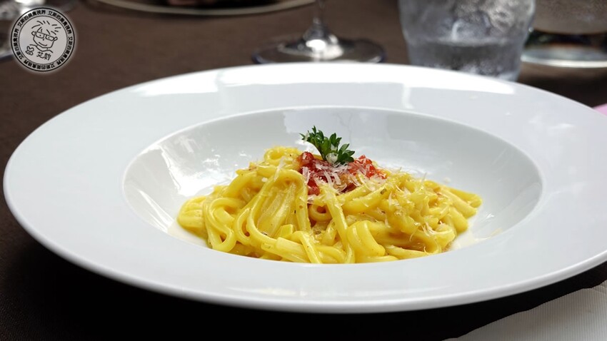 台北市士林區【 陽明山私廚 】探訪陽明山秘境美味私廚,除了美味餐點另外還可以在全台灣檜木湯屋內泡湯放鬆身心.絹絲谷