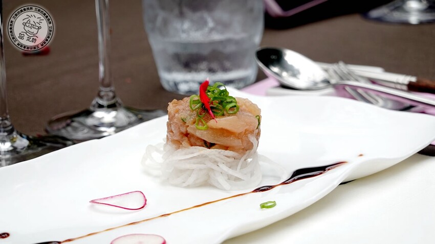 台北市士林區【 陽明山私廚 】探訪陽明山秘境美味私廚,除了美味餐點另外還可以在全台灣檜木湯屋內泡湯放鬆身心.絹絲谷