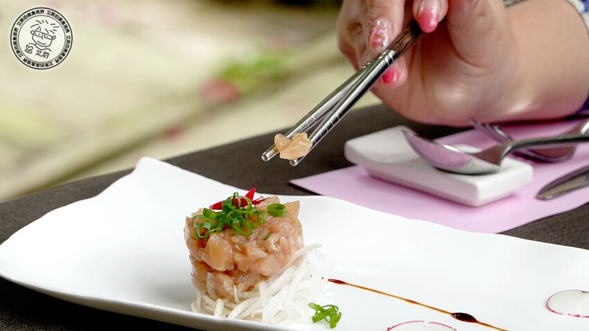 台北市士林區【 陽明山私廚 】探訪陽明山秘境美味私廚,除了美味餐點另外還可以在全台灣檜木湯屋內泡湯放鬆身心.絹絲谷