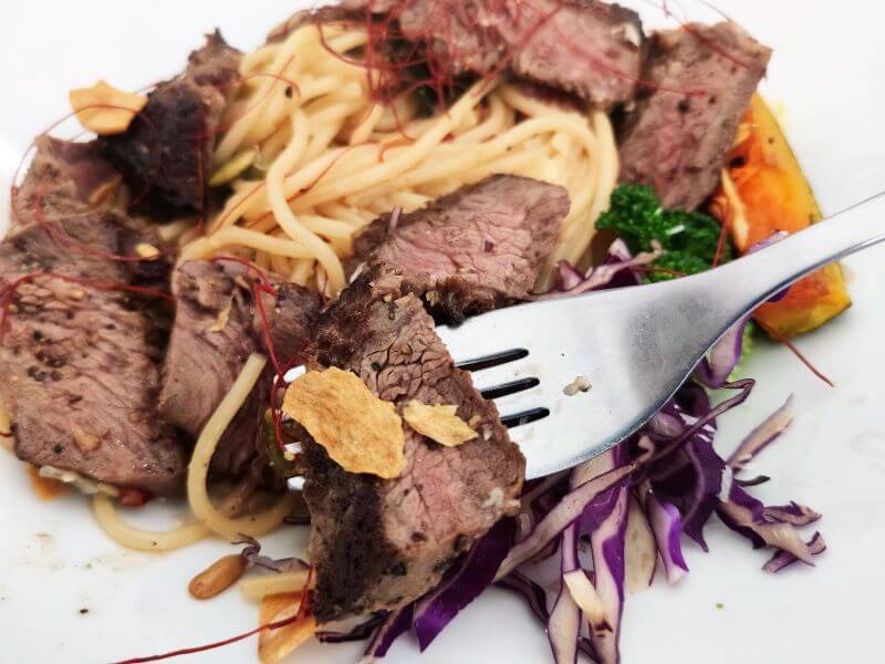 饗樂食光 蒜香白酒嫩牛排直麵