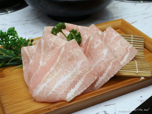 無双精緻鍋物海鮮冷藏肉專賣店:台中美食│無双精緻鍋物 冷藏肉海鮮專門店〃新鮮現撈活體海鮮就是讚!母親節優惠活動,平日享6折優惠~