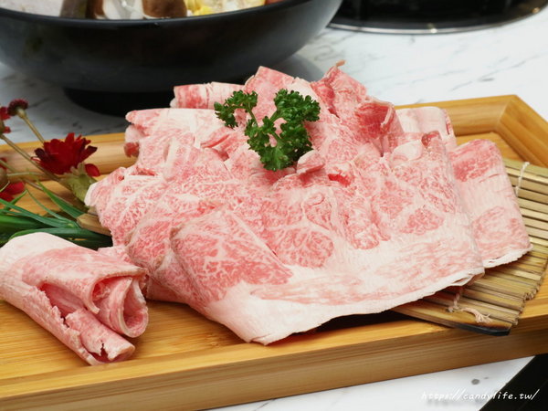 無双精緻鍋物海鮮冷藏肉專賣店:台中美食│無双精緻鍋物 冷藏肉海鮮專門店〃新鮮現撈活體海鮮就是讚!母親節優惠活動,平日享6折優惠~