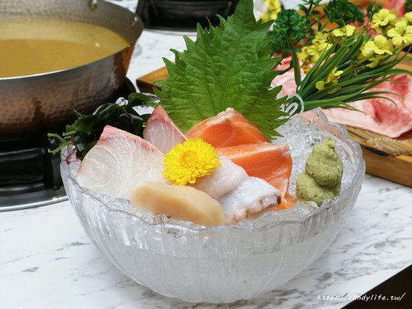 無双精緻鍋物海鮮冷藏肉專賣店:台中美食│無双精緻鍋物 冷藏肉海鮮專門店〃新鮮現撈活體海鮮就是讚!母親節優惠活動,平日享6折優惠~