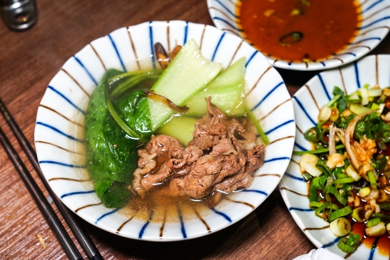 跳躍的宅男 - 這樣太犯規! 火焰桂丁烏骨雞再加桂丁雞湯 雞肉超嫩酒香濃郁超好吃 還有月見雞肉飯 石頭火鍋  台北松山美食 小巨蛋捷運站美食推薦-石石鍋創火鍋