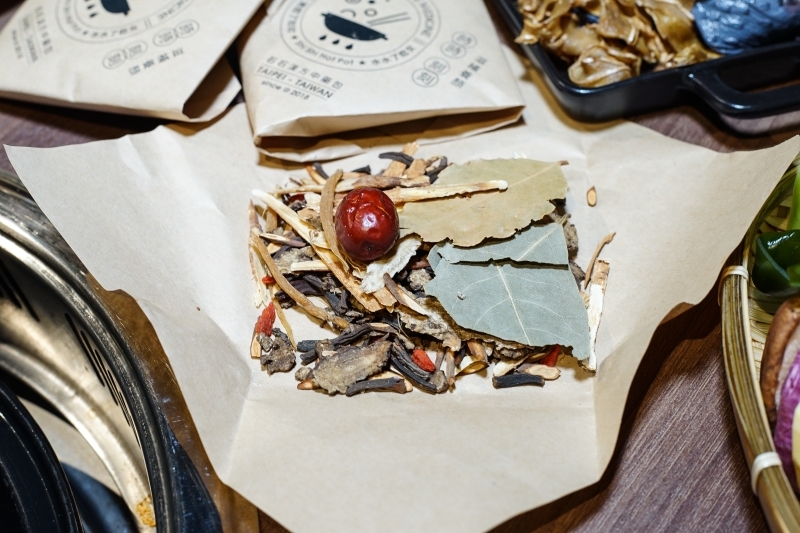 跳躍的宅男 - 這樣太犯規! 火焰桂丁烏骨雞再加桂丁雞湯 雞肉超嫩酒香濃郁超好吃 還有月見雞肉飯 石頭火鍋  台北松山美食 小巨蛋捷運站美食推薦-石石鍋創火鍋