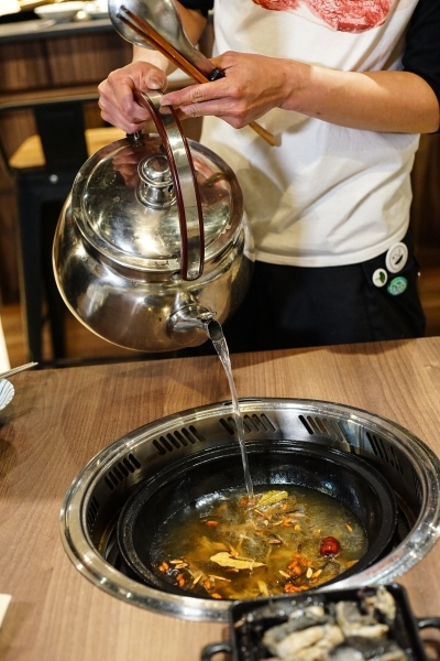 跳躍的宅男 - 這樣太犯規! 火焰桂丁烏骨雞再加桂丁雞湯 雞肉超嫩酒香濃郁超好吃 還有月見雞肉飯 石頭火鍋  台北松山美食 小巨蛋捷運站美食推薦-石石鍋創火鍋