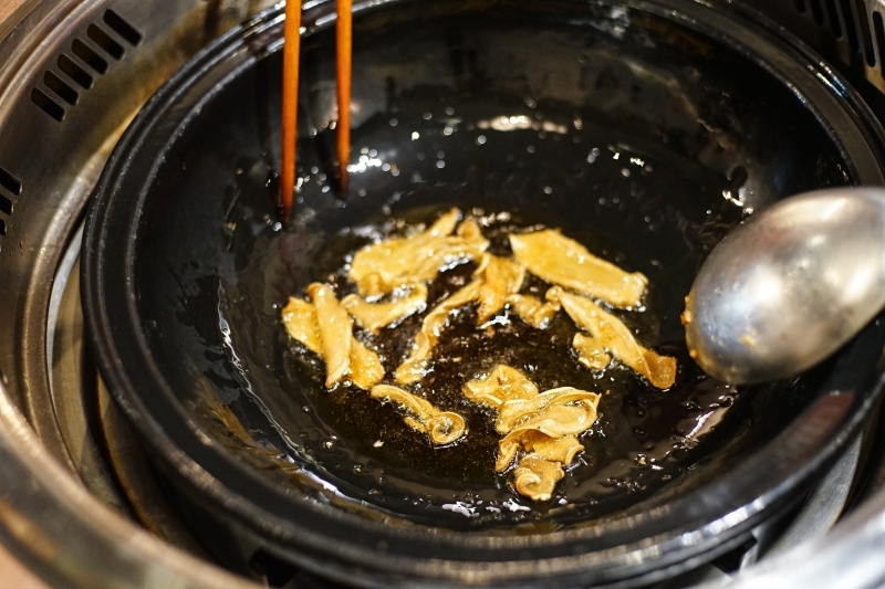 跳躍的宅男 - 這樣太犯規! 火焰桂丁烏骨雞再加桂丁雞湯 雞肉超嫩酒香濃郁超好吃 還有月見雞肉飯 石頭火鍋  台北松山美食 小巨蛋捷運站美食推薦-石石鍋創火鍋