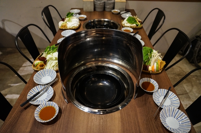 跳躍的宅男 - 這樣太犯規! 火焰桂丁烏骨雞再加桂丁雞湯 雞肉超嫩酒香濃郁超好吃 還有月見雞肉飯 石頭火鍋  台北松山美食 小巨蛋捷運站美食推薦-石石鍋創火鍋