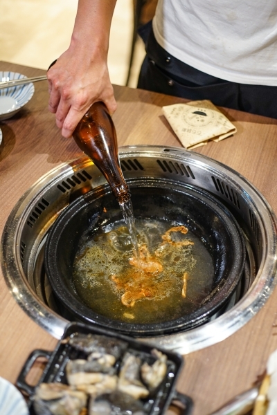 跳躍的宅男 - 這樣太犯規! 火焰桂丁烏骨雞再加桂丁雞湯 雞肉超嫩酒香濃郁超好吃 還有月見雞肉飯 石頭火鍋  台北松山美食 小巨蛋捷運站美食推薦-石石鍋創火鍋