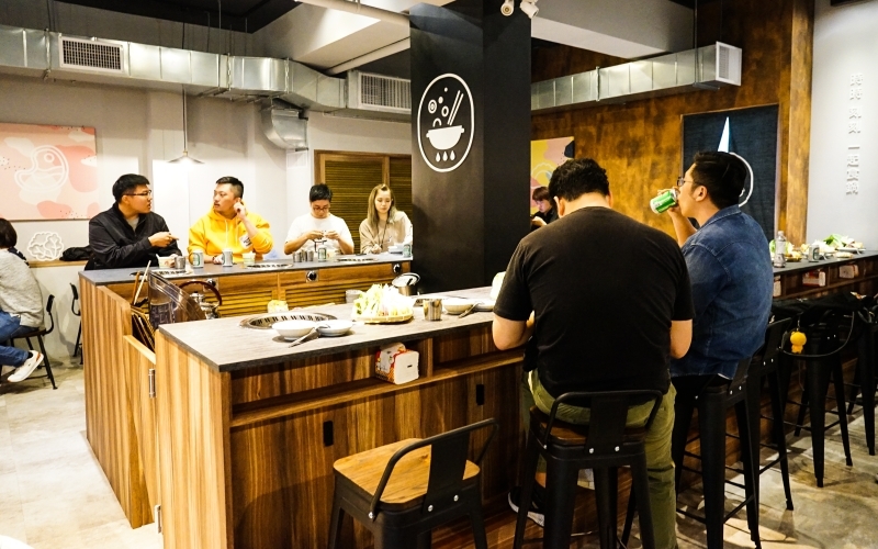 跳躍的宅男 - 這樣太犯規! 火焰桂丁烏骨雞再加桂丁雞湯 雞肉超嫩酒香濃郁超好吃 還有月見雞肉飯 石頭火鍋  台北松山美食 小巨蛋捷運站美食推薦-石石鍋創火鍋