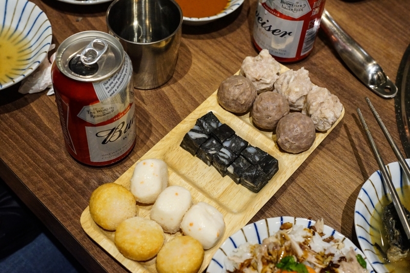 跳躍的宅男 - 這樣太犯規! 火焰桂丁烏骨雞再加桂丁雞湯 雞肉超嫩酒香濃郁超好吃 還有月見雞肉飯 石頭火鍋  台北松山美食 小巨蛋捷運站美食推薦-石石鍋創火鍋