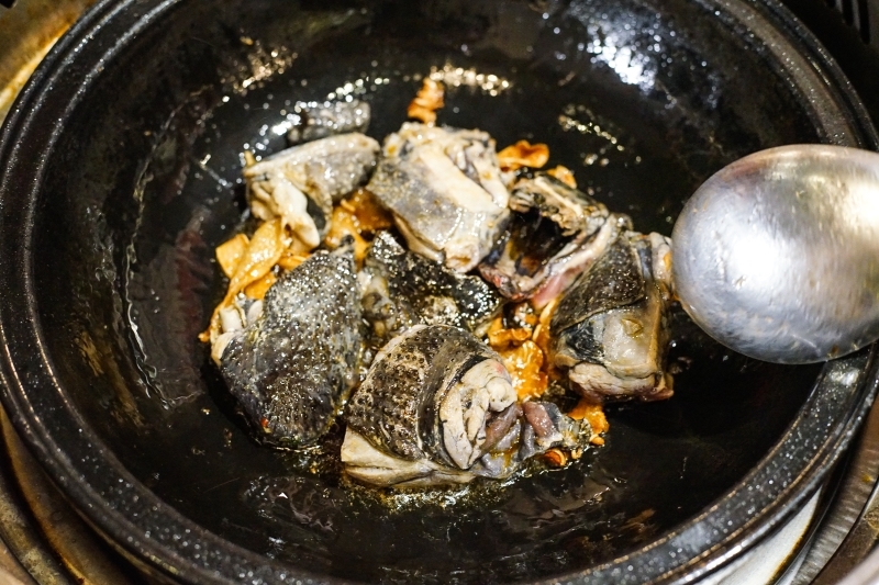 跳躍的宅男 - 這樣太犯規! 火焰桂丁烏骨雞再加桂丁雞湯 雞肉超嫩酒香濃郁超好吃 還有月見雞肉飯 石頭火鍋  台北松山美食 小巨蛋捷運站美食推薦-石石鍋創火鍋