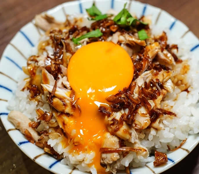 跳躍的宅男 - 這樣太犯規! 火焰桂丁烏骨雞再加桂丁雞湯 雞肉超嫩酒香濃郁超好吃 還有月見雞肉飯 石頭火鍋  台北松山美食 小巨蛋捷運站美食推薦-石石鍋創火鍋