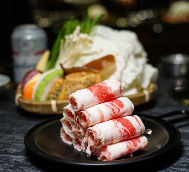 跳躍的宅男 - 這樣太犯規! 火焰桂丁烏骨雞再加桂丁雞湯 雞肉超嫩酒香濃郁超好吃 還有月見雞肉飯 石頭火鍋  台北松山美食 小巨蛋捷運站美食推薦-石石鍋創火鍋