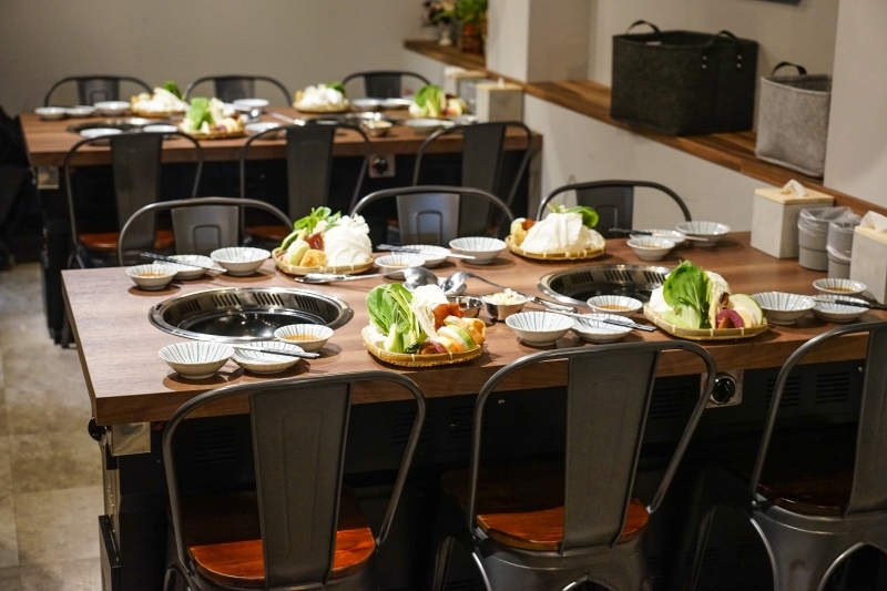 跳躍的宅男 - 這樣太犯規! 火焰桂丁烏骨雞再加桂丁雞湯 雞肉超嫩酒香濃郁超好吃 還有月見雞肉飯 石頭火鍋  台北松山美食 小巨蛋捷運站美食推薦-石石鍋創火鍋