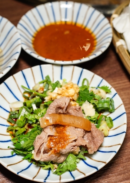 跳躍的宅男 - 這樣太犯規! 火焰桂丁烏骨雞再加桂丁雞湯 雞肉超嫩酒香濃郁超好吃 還有月見雞肉飯 石頭火鍋  台北松山美食 小巨蛋捷運站美食推薦-石石鍋創火鍋