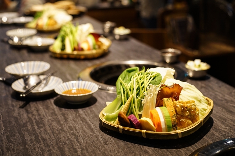 跳躍的宅男 - 這樣太犯規! 火焰桂丁烏骨雞再加桂丁雞湯 雞肉超嫩酒香濃郁超好吃 還有月見雞肉飯 石頭火鍋  台北松山美食 小巨蛋捷運站美食推薦-石石鍋創火鍋