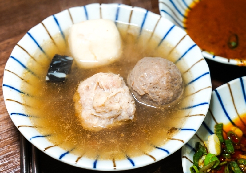 跳躍的宅男 - 這樣太犯規! 火焰桂丁烏骨雞再加桂丁雞湯 雞肉超嫩酒香濃郁超好吃 還有月見雞肉飯 石頭火鍋  台北松山美食 小巨蛋捷運站美食推薦-石石鍋創火鍋