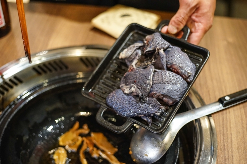 跳躍的宅男 - 這樣太犯規! 火焰桂丁烏骨雞再加桂丁雞湯 雞肉超嫩酒香濃郁超好吃 還有月見雞肉飯 石頭火鍋  台北松山美食 小巨蛋捷運站美食推薦-石石鍋創火鍋