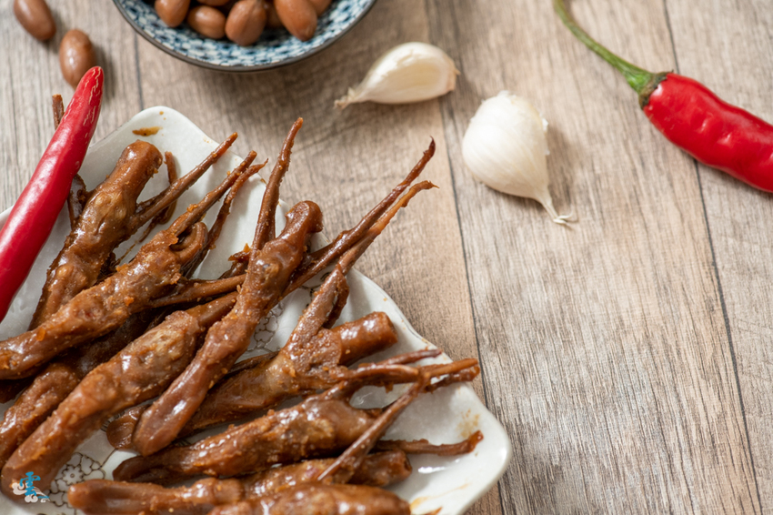 當日滷好的雞腳凍都在當日賣完，不事先預約，你只能眼巴巴看著別人吃喔