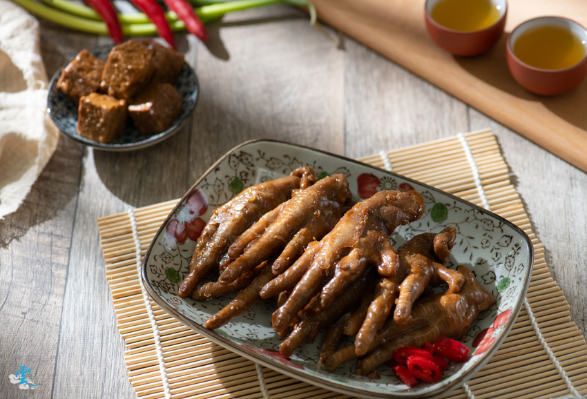 當日滷好的雞腳凍都在當日賣完，不事先預約，你只能眼巴巴看著別人吃喔