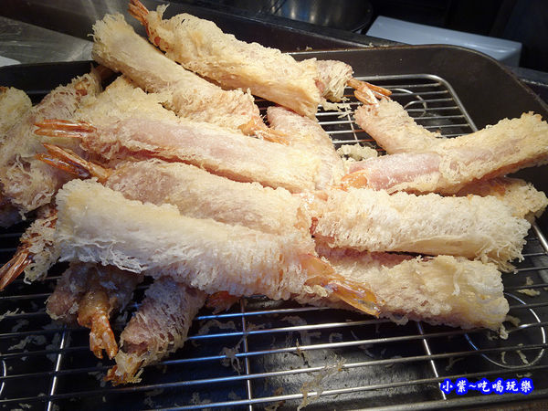 金絲蜂巢鳳尾蝦-廚窗港點飲茶百匯-桃園  (1).jpg