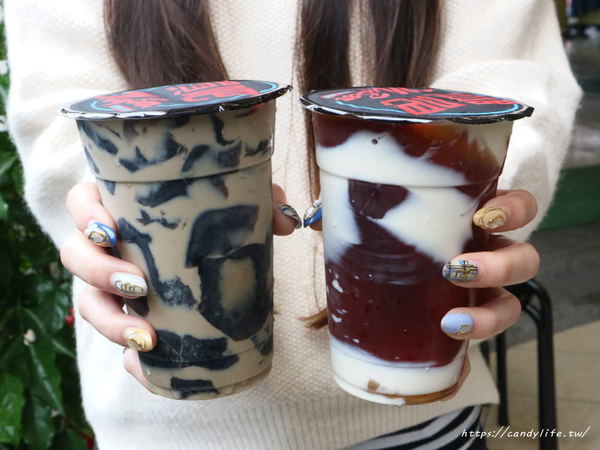 買Bar 現泡茶飲:台中美食│買Bar 現泡茶飲〃紅遍大江南北的紅不讓寒天奶凍,在台中也喝到!給料毫不手軟,近中國醫、中友百貨、一中商圈皆可外送~