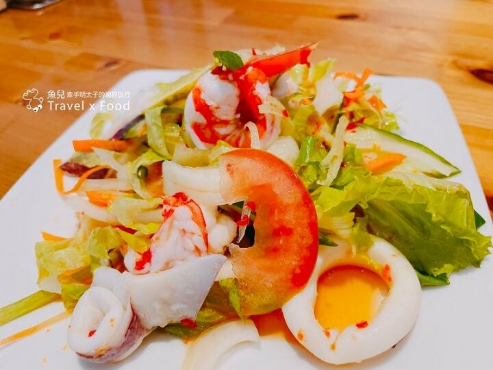 隱身在市場裡的平價泰式料理,每個角落都能拍出南洋風網美照,sà-wàt-dee~阿含Thai @魚兒 x 牽手明太子的「視」界旅行