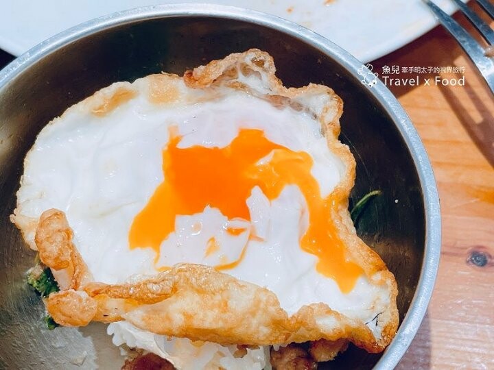 隱身在市場裡的平價泰式料理,每個角落都能拍出南洋風網美照,sà-wàt-dee~阿含Thai @魚兒 x 牽手明太子的「視」界旅行