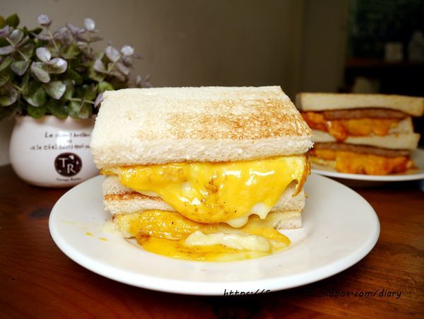 台北必吃早餐店【真芳-碳烤吐司紅茶牛奶】#蛋餅 #三明治 #早餐 #炭烤吐司 (5).JPG