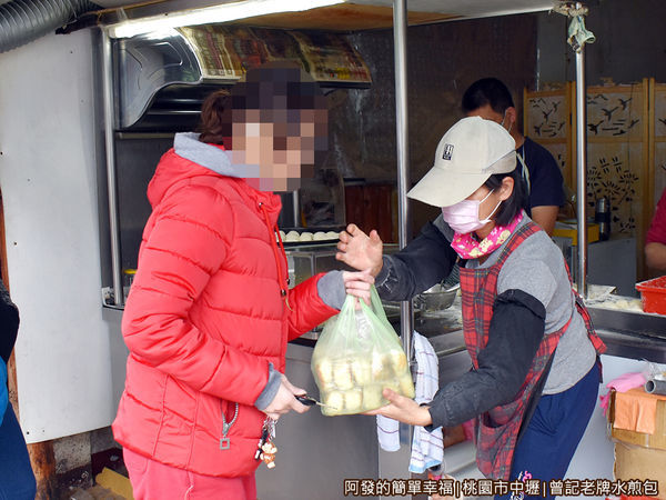 曾記老牌水煎包10-幾乎每個人都是一大袋一大袋買.JPG
