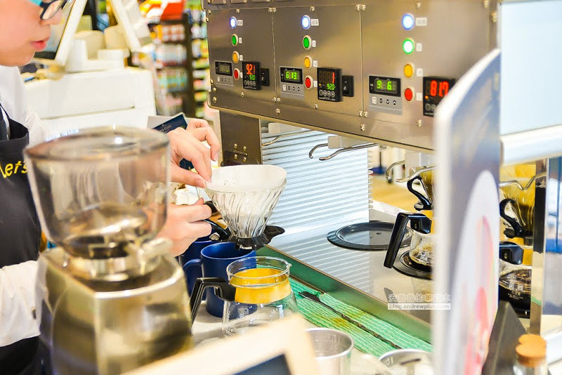 Let’s Café 品牌旗艦店-24H不打烊café,引進UCC咖啡大師重現大師手沖風味,還有冰涼綿密泡沫咖啡-全家便利商店台發店