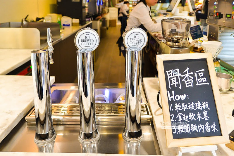 Let’s Café 品牌旗艦店-24H不打烊café,引進UCC咖啡大師重現大師手沖風味,還有冰涼綿密泡沫咖啡-全家便利商店台發店