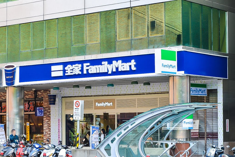 Let’s Café 品牌旗艦店-24H不打烊café,引進UCC咖啡大師重現大師手沖風味,還有冰涼綿密泡沫咖啡-全家便利商店台發店