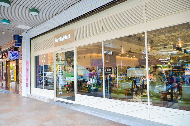 Let’s Café 品牌旗艦店-24H不打烊café,引進UCC咖啡大師重現大師手沖風味,還有冰涼綿密泡沫咖啡-全家便利商店台發店