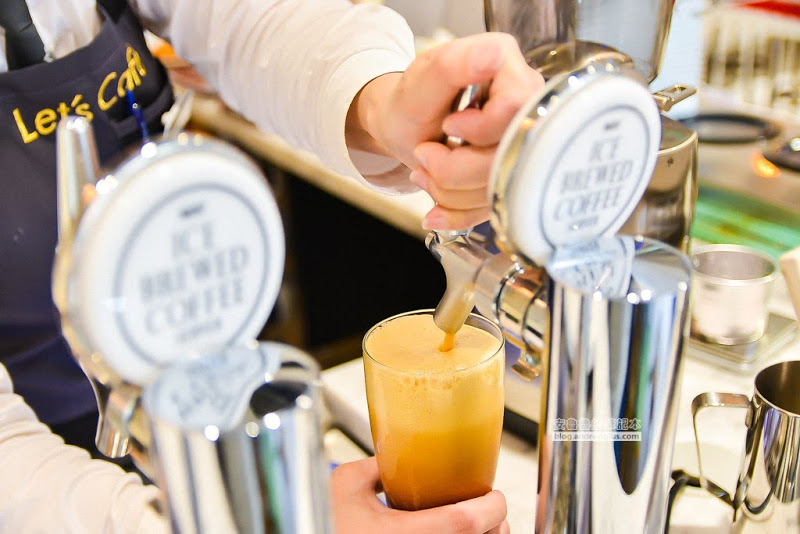 Let’s Café 品牌旗艦店-24H不打烊café,引進UCC咖啡大師重現大師手沖風味,還有冰涼綿密泡沫咖啡-全家便利商店台發店